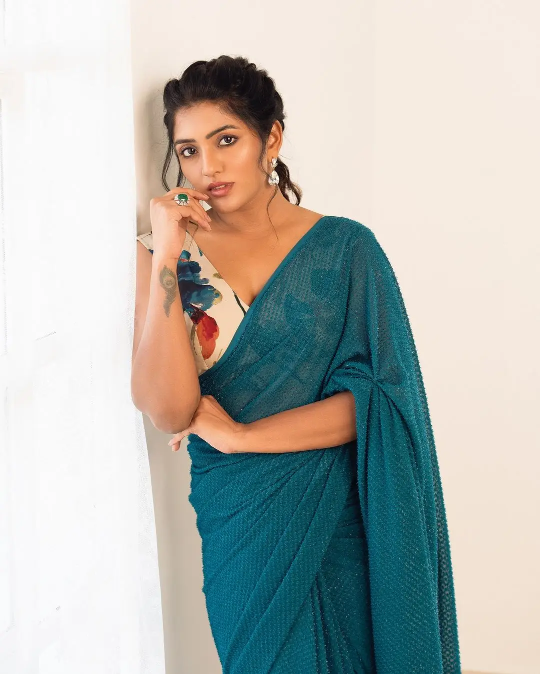 EESHA REBBA PHOTOSHOOT IN GREEN SAREE SLEEVELESS BLOUSE 14